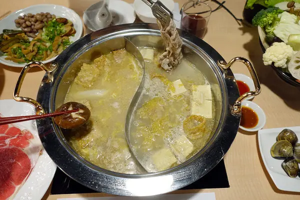 女當家極緻鍋功夫麵，台北東區好吃火鍋，麻辣鍋、芋頭排骨鍋、酸白菜鍋、絲瓜煨麵、滷味，樣樣都有超乎想像的好吃