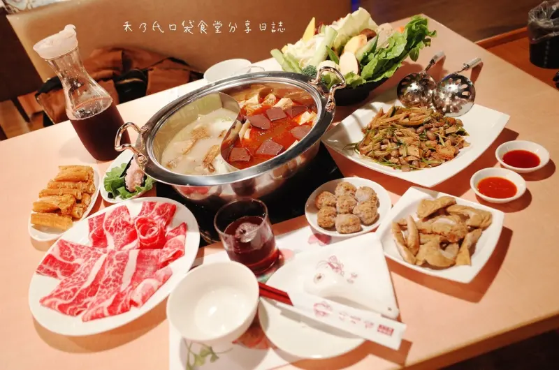 ｜關於美食（台北忠孝敦化TAIPEI x 女當家極緻鍋功夫麵）｜禾乃氏口袋食堂分享日誌－隱藏在216巷的人生百味真功夫，超鮮甜絲瓜蛤蜊煨麵，會上癮的辛香極致麻辣鍋與香鬆軟芋頭排骨鍋。