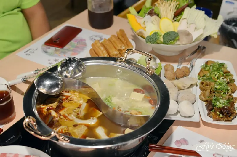 女當家極緻鍋功夫麵，極推養生藥膳鍋，鮮蔬菇盤的蔬菜讓人吃得好開心啊！