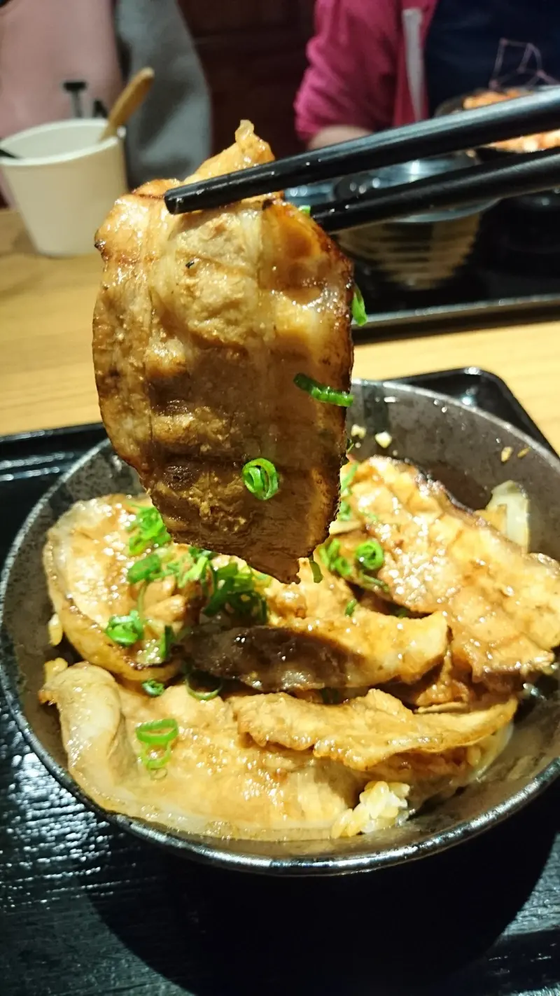 高雄~燒丼株式會社(左營店)~油油亮亮的燒肉給你大大滿足~              