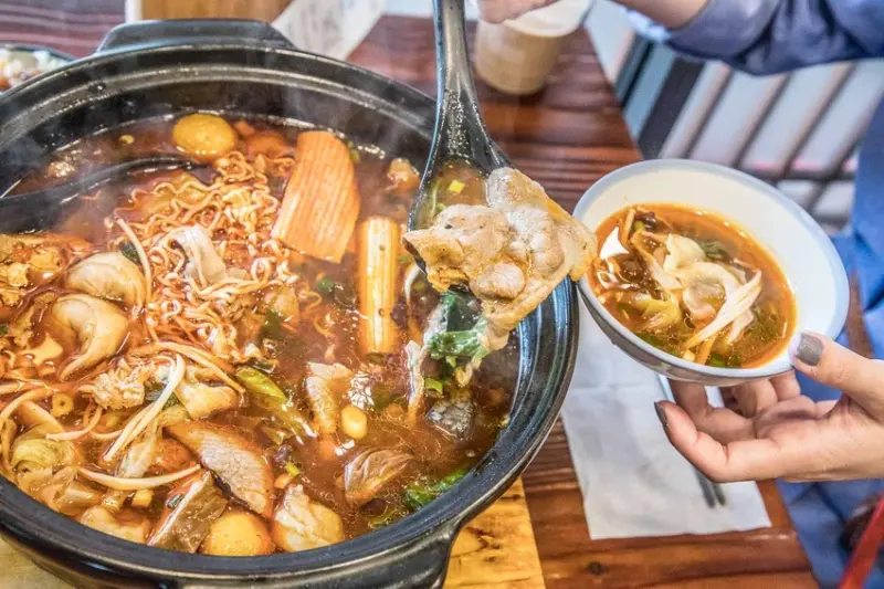 [台北北投]石牌超人氣排隊名店，麻辣鮮香一吃上癮的平價鍋物！阿二麻辣食堂-石牌總店 - 大手牽小手。玩樂趣