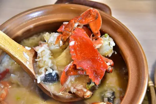 用活體海鮮做成的新鮮砂鍋粥，再加上獨門堅果醬，口感令人印象深刻