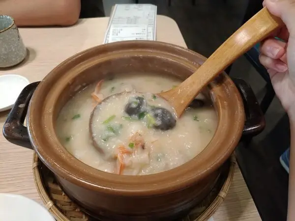 【桃園｜藝文特區美食】品香殿潮州砂鍋粥｜砂鍋燉熬生米成粥，鮮味滿滿的海鮮粥，搭配熱炒更夠味！