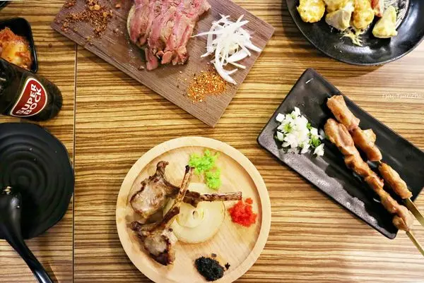 [台北信義區]饉座複合式串燒|塩烤紐約克+松露小犢牛、明太子鮭魚炒飯、果瀁鮮蝦球、帶皮雞腿串、香烤爆卵母香魚|近捷運永春站、市政府站