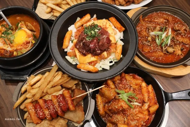 劉震川韓潮吧(秀泰站前店S2館)。火烤兩吃韓式鑄鐵鍋,兩種吃法一次滿足,BTS防彈少年團應援餐廳