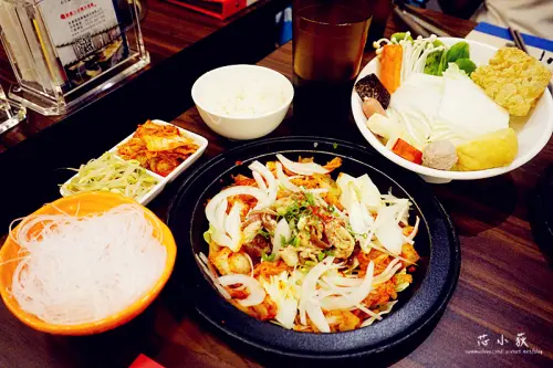 劉震川日韓大食館-秀泰廣場台中站前店。獨創火烤兩吃，同時享用燒肉以及火鍋，無油料理，個人韓式小火鍋，20種鍋物選擇!