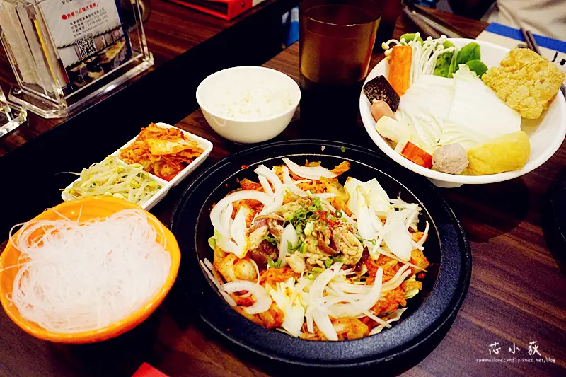 劉震川日韓大食館-秀泰廣場台中站前店。獨創火烤兩吃，同時享用燒肉以及火鍋，無油料理，個人韓式小火鍋，20種鍋物選擇!