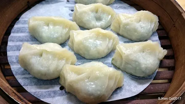 (新中街美食)「小王記麵食館」--- 「素蒸餃」 + 「蔥油餅」+ 「番茄蛋花湯」+ 「小菜豆干絲」