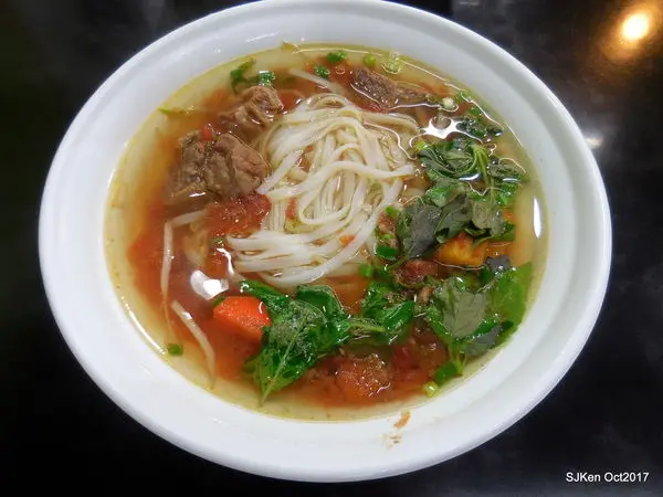 (小巷隱藏版美食)「金鳳越南美味」--- 越式「番茄牛肉河粉」與「海鮮生菜捲」