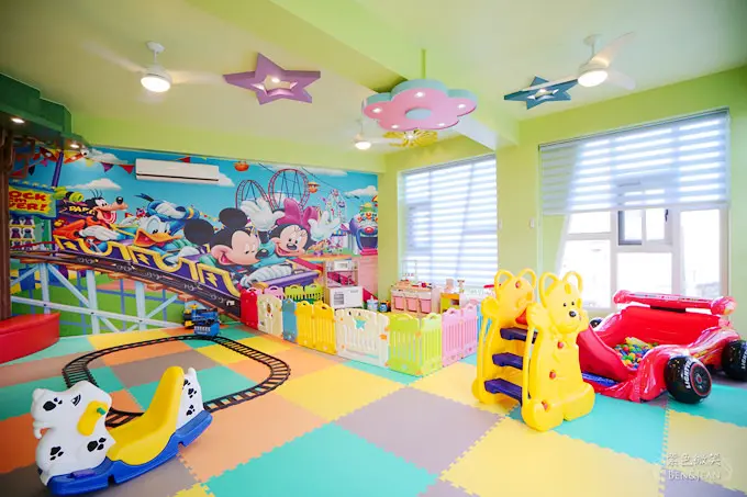 麗筑藝術親子民宿▋獨立的遊戲室+主題溜滑梯房+電動車，親子活動最愛~宜蘭五結鄉住宿推薦，傳藝中心水岸第一排，風景迷人