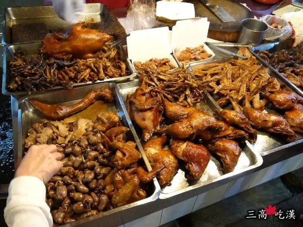 [市場食記] 台南－東菜市採買行 (阿嘉香腸熟肉、美鳳油飯、阿粉姨紅茶牛奶、劉記煙燻滷味)