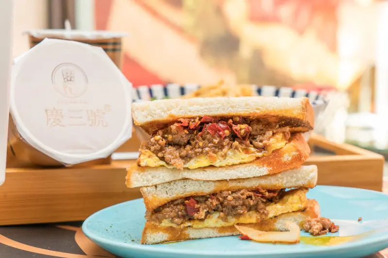 爆料牛五花煎蛋吐司｜慶三號 烤肉倉庫、早午餐 金門街美食、古亭站必吃、炭烤吐司