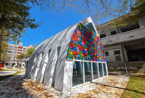 貓頭鷹教堂，七彩玻璃窗花，台中市立圖書館霧峰以文分館旁 Nini and Blue 玩樂食記