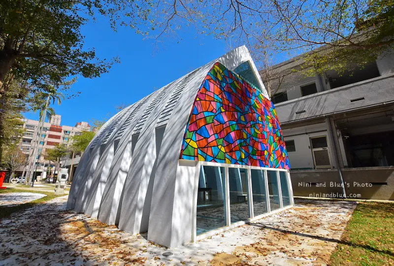 貓頭鷹教堂，七彩玻璃窗花，台中市立圖書館霧峰以文分館旁 Nini and Blue 玩樂食記