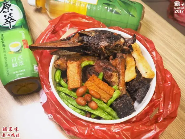  經家味東山鴨頭，老滷汁滷後再炸，帶著淡淡中藥香~        
      