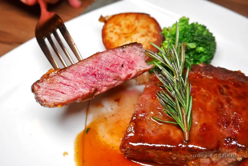 吃。台北大安《Chinese Whispers 悄悄話餐酒館》法國米其林一星主廚的私房料理，搭配網美級浮誇系調酒，度過愉快的夏日夜晚。東區餐酒館推薦