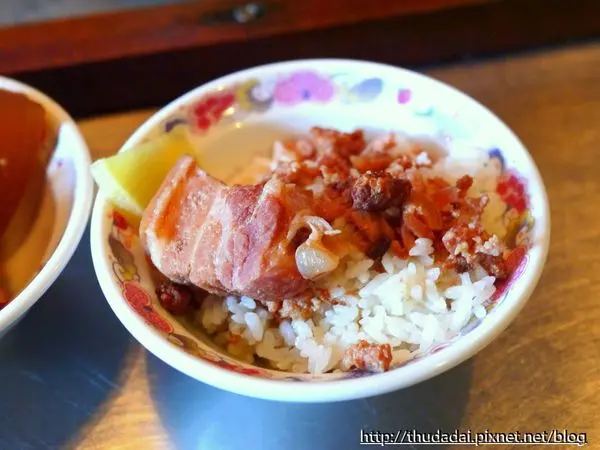 [兩攤食記] 雲林虎尾－兩撇(丿)爌肉飯、正老牌狗屎麵~隱身民宅的早餐