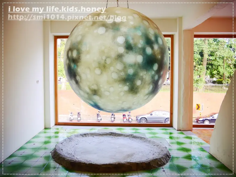 【桃園美食】鹿點咖啡 Luna桃園店。一起上月球喝杯咖啡吧。龍貓、無臉男蛋糕 散發滿滿的少女心。2018 IG打卡熱門店家。浮誇系咖啡廳