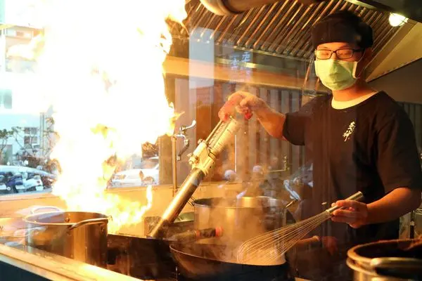 高雄左營區=<吃飽>札幌炎神拉麵 -高雄左營~來自日本北海道的日本拉麵＊一碗會噴火的拉麵店＊近高捷巨蛋站＊交通方便=