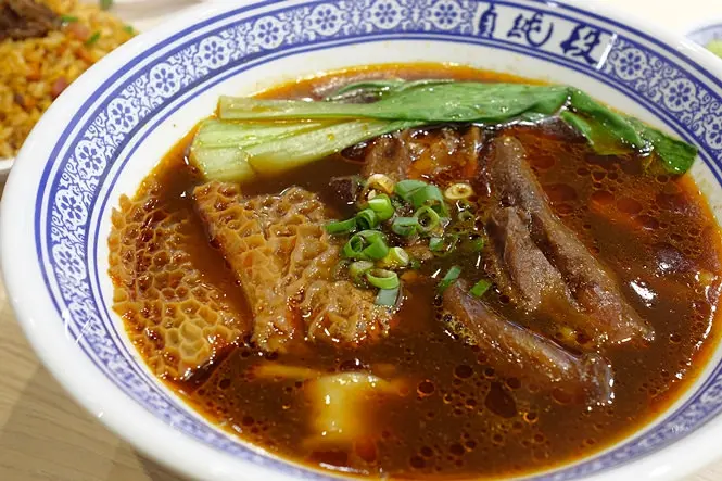 《北市松山區♥食記》段純貞牛肉麵-松山二館。網路票選十大必吃牛肉麵 CITYLINK松山貮號店 新開幕，牛肉麵界中的夢幻逸品，二代店選擇更豐富！(松山站)