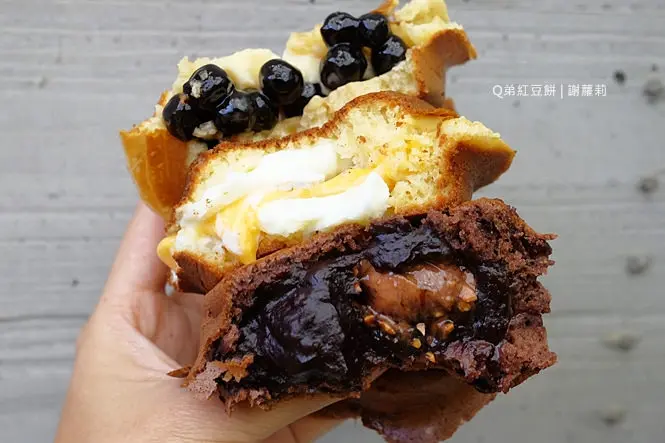 《台中♥食記》Q弟紅豆餅 全新蛋糕餅皮在IPLAZA。台中爆紅紅豆餅，超狂內餡，爆漿巧克力，還包著一粒大金莎！台中甜點/台中下午茶