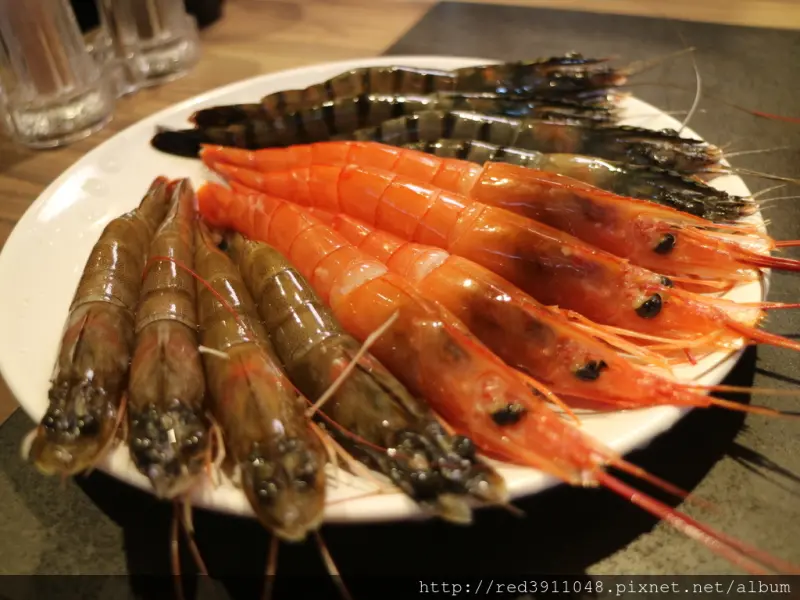 捷運三重國小站「我！就厲害-三重珍饌店 」,八人以上同行當月壽星免費招待你享用燒肉海鮮吃到飽!!