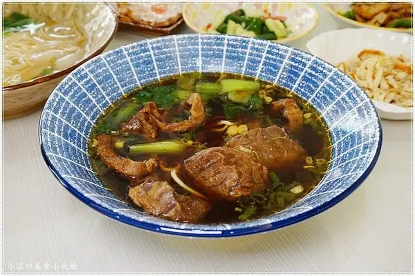 台中北屯』犇牛肉麵║牛肉麵vs肉排麵，湯頭濃郁醇厚，牛肉、牛筋軟嫩Q彈，加麵不加價!(可外送)        
      