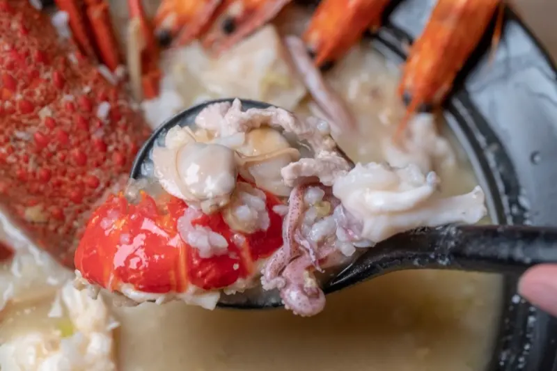 台中海鮮美食 粥堂｜用波士頓龍蝦熬煮的極品海鮮粥，鮮甜海味在嘴裡堆疊 · 算命的說我很愛吃