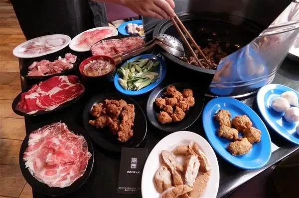 中山站 黑哥自助石頭火鍋城影片 吃多少自取 開鍋炒香免收一成 還有花雕雞~        
      