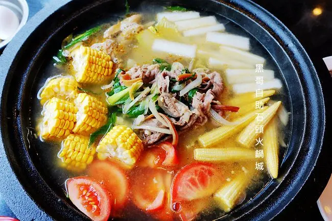 捷運中山站石頭火鍋 ▶ 黑哥自助石頭火鍋城 ▶ 新開幕石頭火鍋 以盤計價、每盤20元起 免服務費的平價石頭火鍋