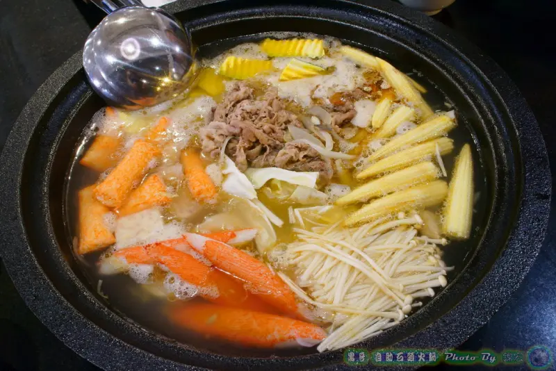 【中山站石頭火鍋】現場爆香的滋味!黑哥自助石頭火鍋城 每盤20元起~環境優 價格透明 拿多少價格你決定~