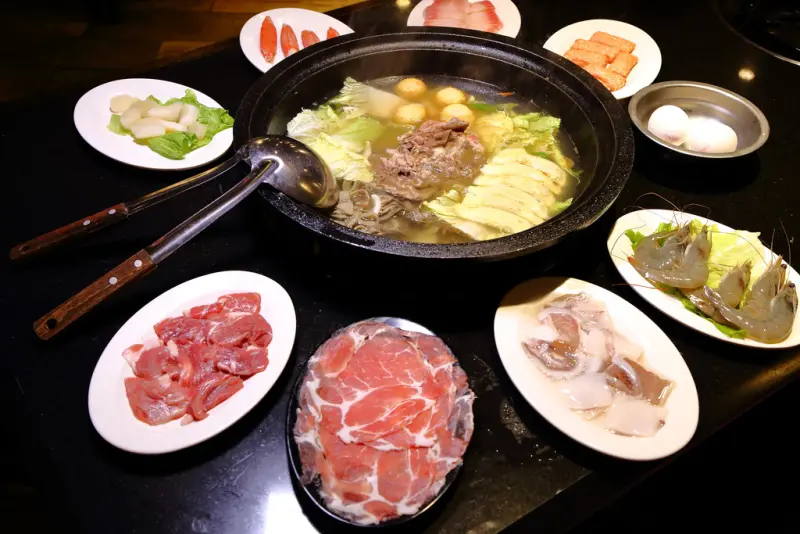 【食。台北】黑哥自助石頭火鍋城〜新開幕！以盤計價，想吃什麼就拿什麼，懷舊飄香，平價又美味！