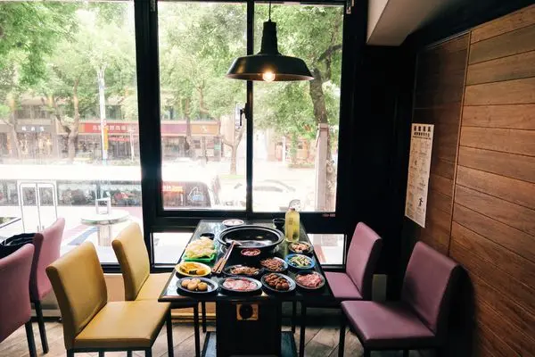 [台北中山區] 美食提案 X 黑哥石頭自助火鍋城∥以盤計價每盤20元起佛心專人拌炒海鮮肉品樣樣新鮮美味∥