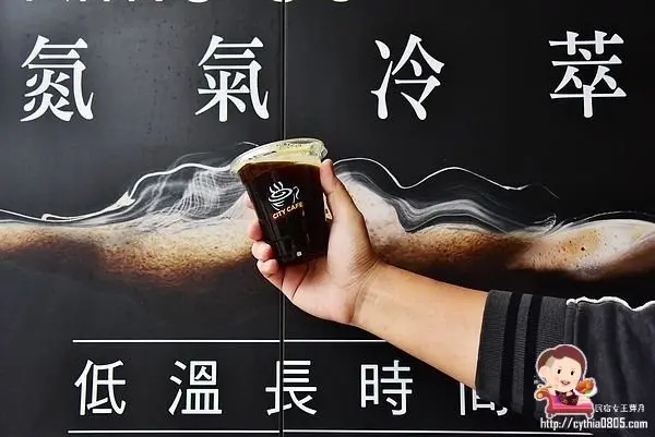 全台唯一一家有賣夢幻系氮氣冷萃咖啡的小七，就在中壢，還有櫻花粉牆壁