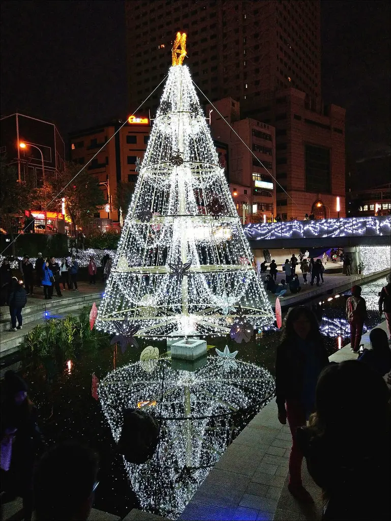 [台中景點] 水中聖誕樹 柳川藍帶水岸聖誕節新活動 還有聖誕文青小市集可以逛逛
