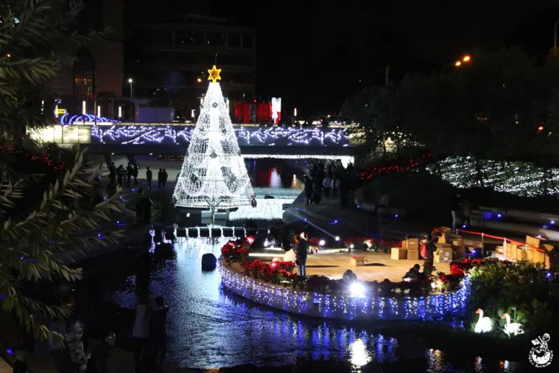 聖誕打卡景點：全台首座水中聖誕樹在柳川水岸閃耀到2018 - 金大佛的奪門而出家網誌