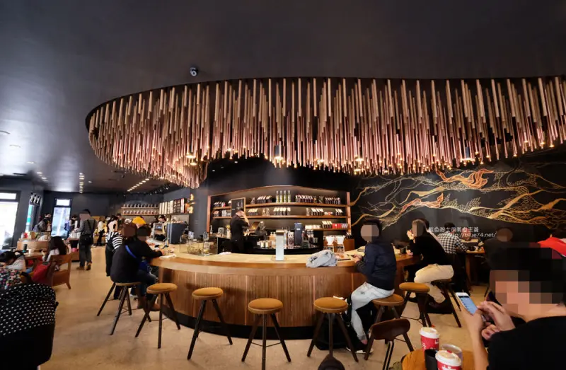 台中南屯│星巴克台中大英門市-咖啡城市中的全台第二間星巴克摩登典藏吧台門市.中南部唯一的雙吧台 - 藍色起士的美食主義