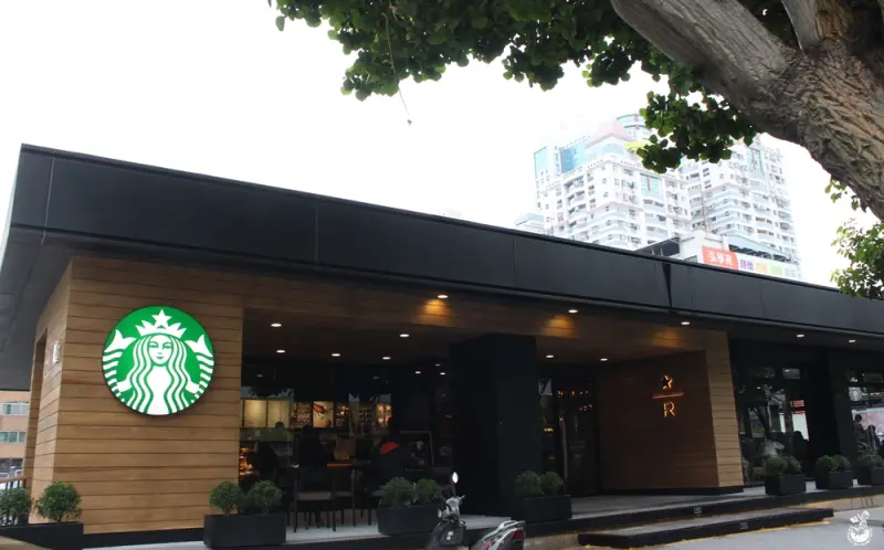 台中星巴克典藏門市-大英星巴克脫胎換骨成全台最頂級門市，在摩登典藏吧台咖啡啤酒一次飲盡！ - 金大佛的奪門而出家網誌