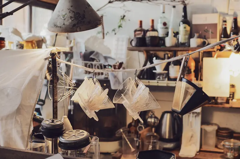 食いしん坊｜巷弄裡的咖啡館，供應手作甜點與早午餐，二樓有展覽。