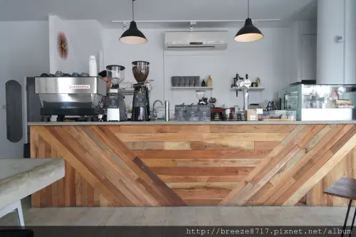 Light Beam Coffee Roasters│黑白基調簡約質感咖啡館【台中】