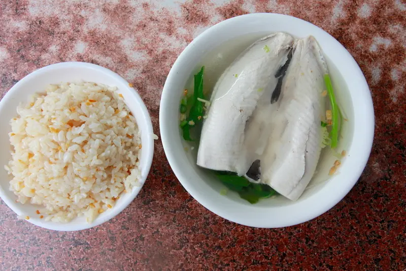 吃。台南|中西區。 香氣十足の蒜頭飯，台南市在地傳統小吃，整體餐點美味定價偏貴「阿興虱目魚」。