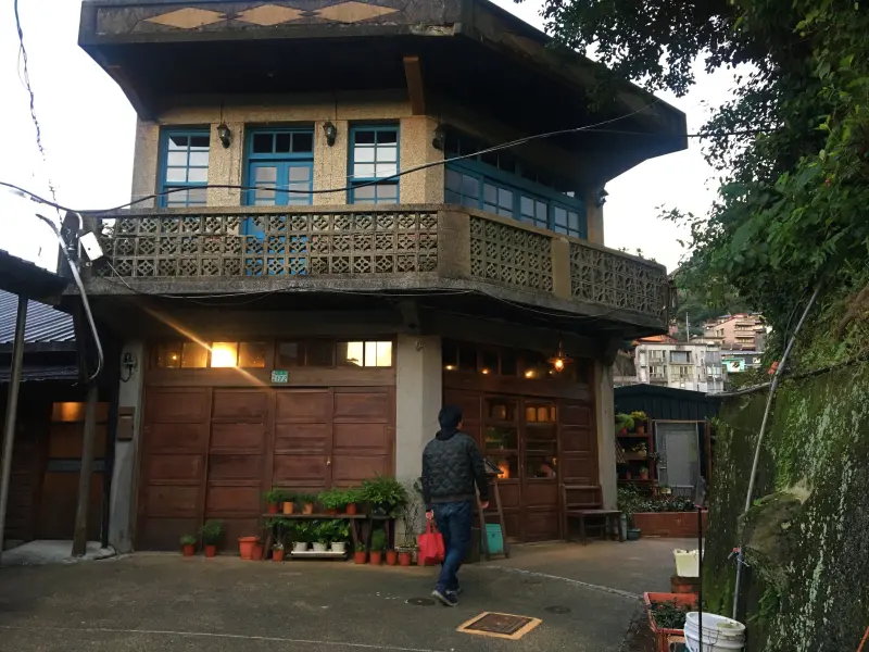 新北｜瑞芳慢旅 × 散散步咖啡旅宿，懷古風情，近百歷史小屋臨海而居，同為祈堂路上旅人能有棲歇、緩緩欣賞的居所
