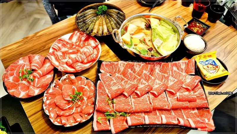 【中和火鍋】沸騰火鍋(中和店)／IG熱門打卡肉盤照，讓妳吃到不要不要的，推薦七品好蝦盤，套餐加點更划算，環境優，停車超方便