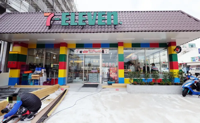 台中清水│全台第一家樂高積木主題統一超商7-11億承門市-繽紛搶眼.仿樂高牆.之後還會有彩繪牆喔~ - 藍色起士的美食主義