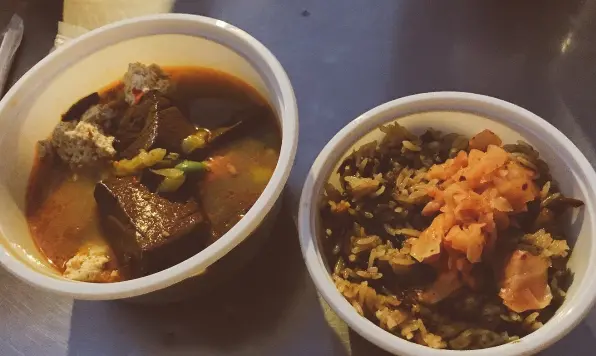 【樂華夜市】郭記麻辣臭豆腐│香辣臭豆腐×好滋味油飯，人氣排隊美食