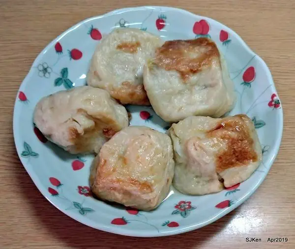 (捷運淡水線劍潭站周邊美食)2019米其林必比登推薦台北夜市小吃美食「鍾記原上海生煎包」 --- 士林夜市人氣美食老字號，肉包高麗菜包葷素雙口味!