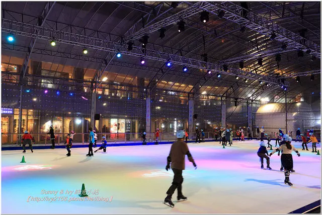 【免費好康報報】南港金融園區戶外滑冰場體驗。貼心連護具、冰鞋都免費提供使用