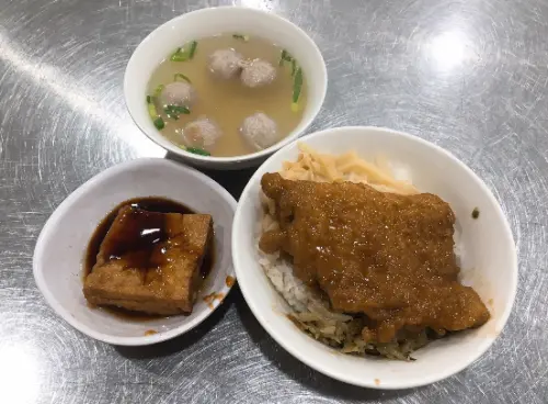 【新埔】龍恩焢肉飯 莒光店│古早味小吃、軟嫩入味排骨飯