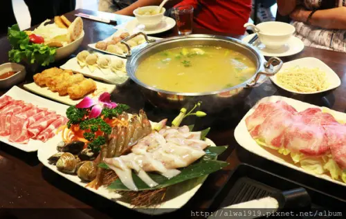 【新竹美食週記】竹美雞煲蟹，湯底清爽甘醇，雞肉與紅蟳巧妙組合Q潤又新鮮！