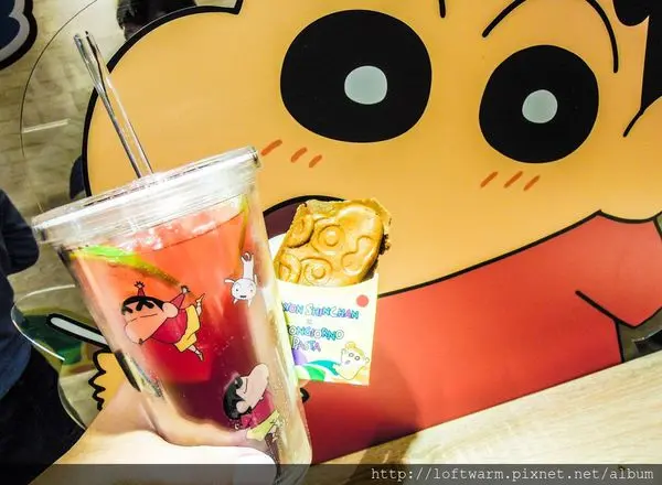 台北三創園區 蠟筆小新期間限定主題餐廳! 好吃的野原新之助人形燒 和向日葵小班合照 還有Crayon Shinchan雙層杯可以收藏!!(附菜單)